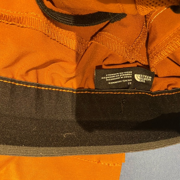 North face soft shell pant with zip shorts - Picture 3 of 3